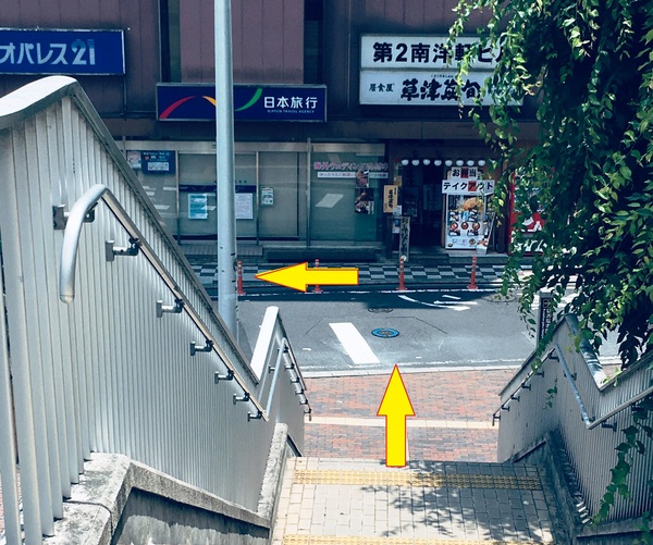 階段を下りて横断歩道へ→.jpg