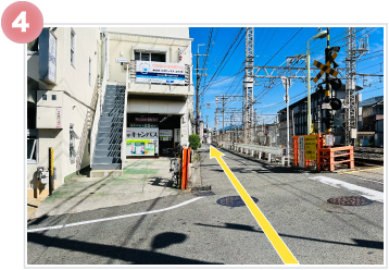 線路沿いの道を直進